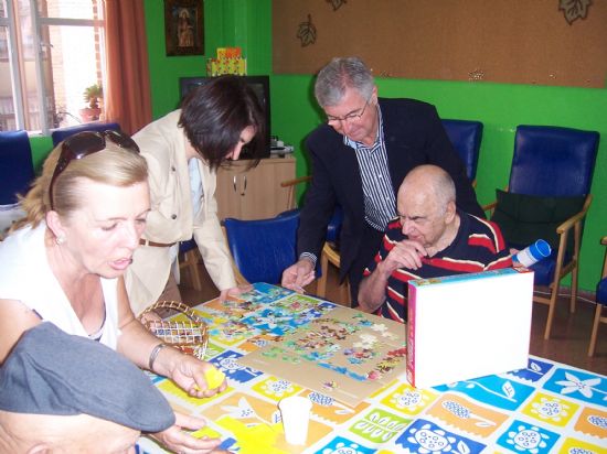 EL DIRECTOR GENERAL DE PERSONAS MAYORES JUNTO CON LA ALCALDESA DE TOTANA Y LA CONCEJAL DE ATENCIÓN SOCIAL VISITAN LOS TRES CENTROS EN LOS QUE SE OFRECE ATENCIÓN ESPECIALIZADA A LOS MAYORES 