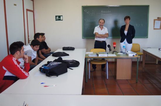 CATORCE JÓVENES ALUMNOS PROCEDENTES DE LOS CENTROS DE EDUCACIÓN SECUNDARIA DE TOTANA PARTICIPAN EN EL AULA OCUPACIONAL EN LA MODALIDAD DE TALLER DE COCINA Y PASTELERÍA, QUE SE CELEBRA EN 