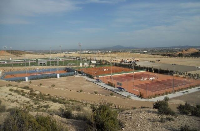 Repondrán el suministro del cableado de las cuatro pistas de tenis de la Ciudad Deportiva 