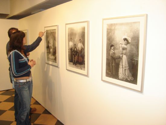 SE INAUGURA LA EXPOSICIN DE FOTOGRAFAS LA MUJER ENTRE SIGLOS (1896/1916) DEL TOTANERO FERNANDO NAVARRO QUE TENDR LUGAR EN LA SALA MUNICIPAL GREGORIO CEBRIN HASTA EL 19 DE NOVIEMBRE