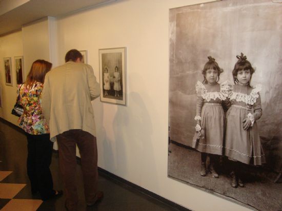 SE INAUGURA LA EXPOSICIN DE FOTOGRAFAS LA MUJER ENTRE SIGLOS (1896/1916) DEL TOTANERO FERNANDO NAVARRO QUE TENDR LUGAR EN LA SALA MUNICIPAL GREGORIO CEBRIN HASTA EL 19 DE NOVIEMBRE