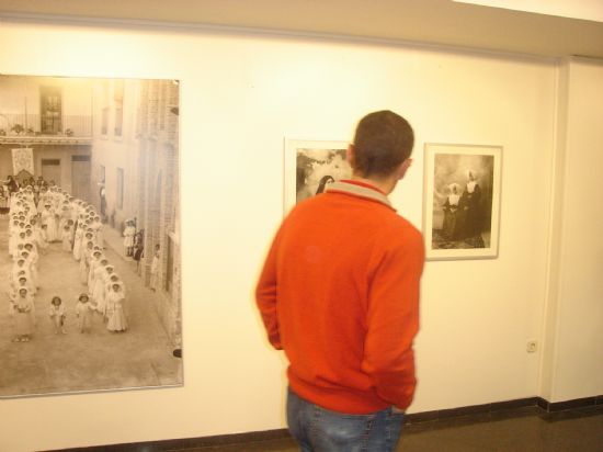SE INAUGURA LA EXPOSICIN DE FOTOGRAFAS LA MUJER ENTRE SIGLOS (1896/1916) DEL TOTANERO FERNANDO NAVARRO QUE TENDR LUGAR EN LA SALA MUNICIPAL GREGORIO CEBRIN HASTA EL 19 DE NOVIEMBRE