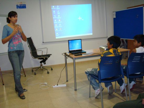 LOS USUARIOS DEL PROYECTO DE "INTEGRACIÓN SOCIOEDUCATIVA DE MENORES Y JÓVENES EN SITUACIÓN O RIESGO DE EXCLUSIÓN SOCIAL" PARTICIPAN EN UN TALLER DE PREVENCIÓN EN DROGODEPENDENCIAS