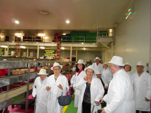Los Centros de Da para Personas Mayores Dependientes de Totana visitan la empresa de produccin y comercializacin de uva de mesa MOYCA