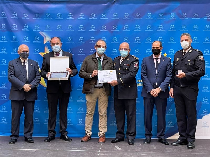 Vdeo. El agente de la Polica Local, Alfonso Snchez, recibe uno de los II Premios Nacionales a las Buenas Prcticas, en la categora de Innovacin, por el proyecto Aula Konect@