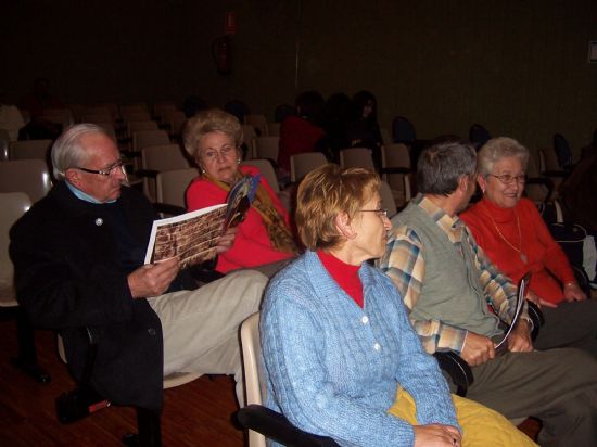 LA ASOCIACIN CULTURAL CAJA DE SEMILLAS PRESENTA EL LIBRO DE ANTOLOGA DE RELATOS BAJO EL TTULO OTRAS MIRADAS EN EL CENTRO SOCIOCULTURAL 