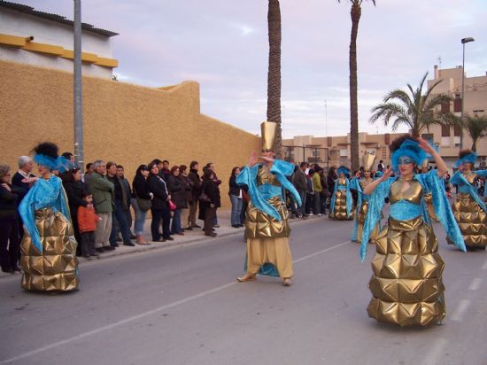 EL CARNAVAL 2008 DE ADULTOS TOM DURANTE HORAS LAS CALLES DE LA LOCALIDAD CON UN DESFILE QUE CADA AO VA A MS POR SUS ELABORADOS TRAJES Y COREOGRAFAS,  JUNTO A LA NOVEDAD DEL INCREMENTO DEL NMERO DE PREMIOS A LAS PEAS PARTICIPANTES