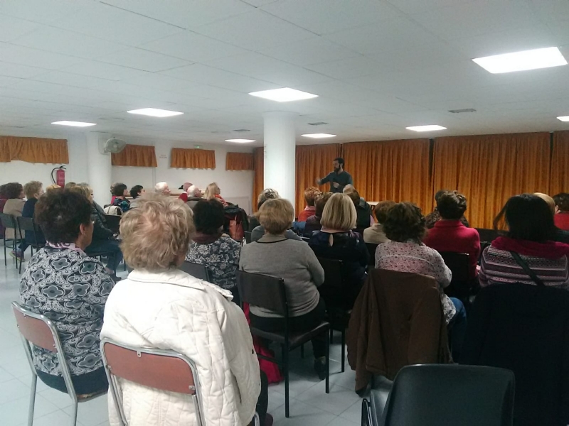 Usuarios del Centro Municipal de Personas Mayores reciben una charla formativa para prevenir el colesterol de la mano del doctor Marcos Margarit, del Centro de Salud Totana Norte