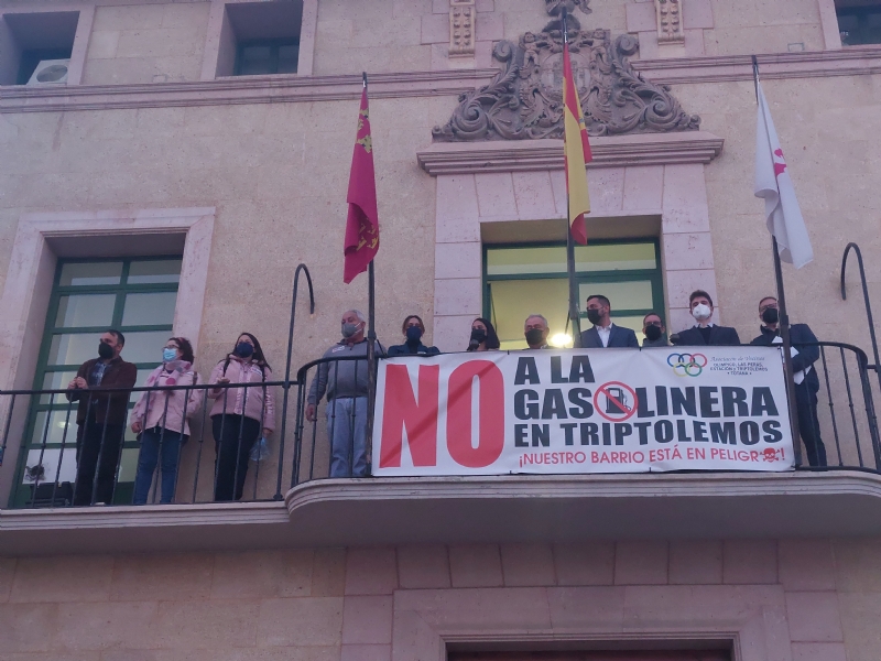 El Pleno manifiesta su apoyo a las reivindicaciones de los vecinos afectados por la gasolinera en el barrio de Triptolemos
