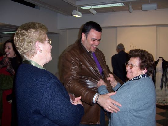 LA ASOCIACIN DE AMAS DE CASA DE LAS TRES AVEMARAS REGALA UN CUADRO AL ALCALDE DE TOTANA EN LA INAUGURACIN DE LA EXPOSICIN DE PINTURA, MANUALIADADES Y BORDADO A MANO, EN LA SALA MUNICIPAL DE EXPOSICIONES GREGORIO CEBRIN