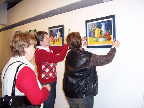LA ASOCIACIN DE AMAS DE CASA DE LAS TRES AVEMARAS REGALA UN CUADRO AL ALCALDE DE TOTANA EN LA INAUGURACIN DE LA EXPOSICIN DE PINTURA, MANUALIADADES Y BORDADO A MANO, EN LA SALA MUNICIPAL DE EXPOSICIONES GREGORIO CEBRIN