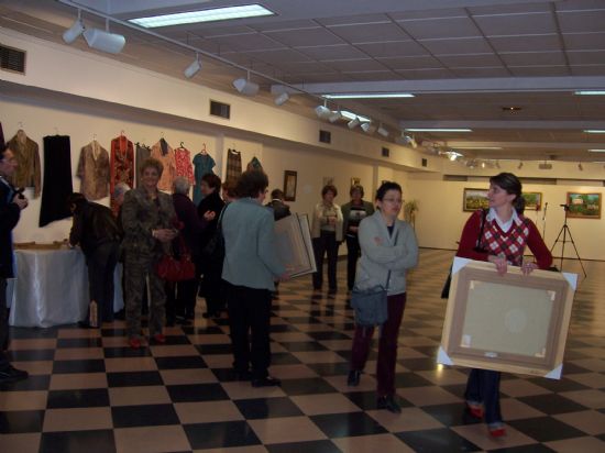 LA ASOCIACIN DE AMAS DE CASA DE LAS TRES AVEMARAS REGALA UN CUADRO AL ALCALDE DE TOTANA EN LA INAUGURACIN DE LA EXPOSICIN DE PINTURA, MANUALIADADES Y BORDADO A MANO, EN LA SALA MUNICIPAL DE EXPOSICIONES GREGORIO CEBRIN