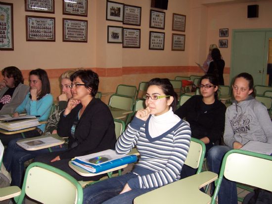 LA ASOCIACIN DE TRABAJADORES AUTNOMOS DE LA REGIN DE MURCIA, EN COLABORACIN CON LA CONCEJALA DE FOMENTO Y EMPLEO, IMPARTE UN SEMINARIO A ESTUDIANTES DEL IES PRADO MAYOR SOBRE EL TRABAJO AUTNOMO COMO SALIDA PROFESIONAL