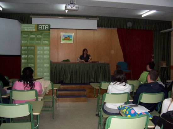 LA ASOCIACIN DE TRABAJADORES AUTNOMOS DE LA REGIN DE MURCIA, EN COLABORACIN CON LA CONCEJALA DE FOMENTO Y EMPLEO, IMPARTE UN SEMINARIO A ESTUDIANTES DEL IES PRADO MAYOR SOBRE EL TRABAJO AUTNOMO COMO SALIDA PROFESIONAL