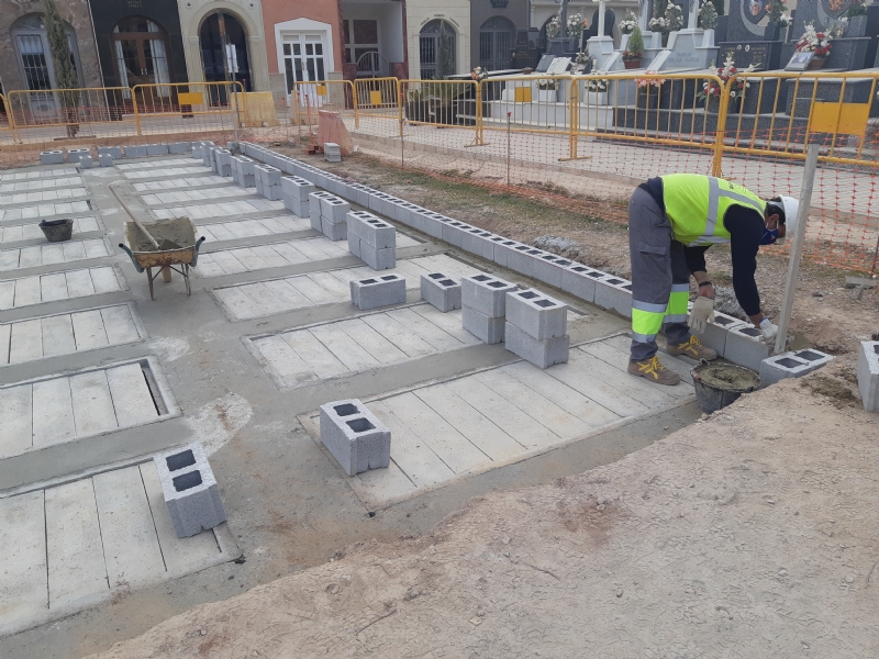 Continan las obras de veinte nuevas fosas construidas en el Cementerio Municipal 