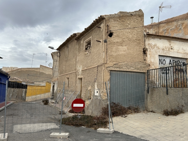 Adjudican las obras de demolicin del inmueble en ruinas, situado entre las calles Castillo y esquina con Alqueras
