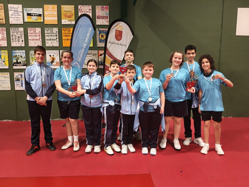   Los equipos Benjamín e Infantil del CES La Milagrosa, subcampeones regionales de Tenis de Mesa de Deporte Escolar