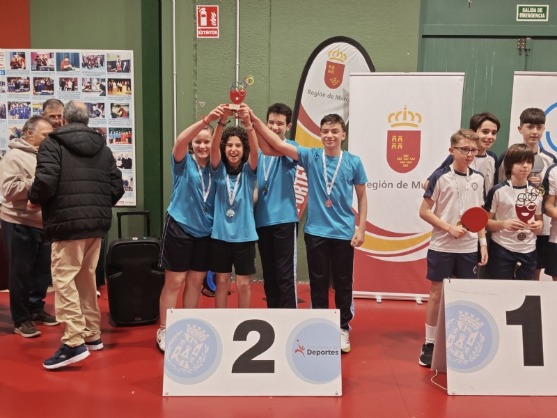   Los equipos Benjamín e Infantil del CES La Milagrosa, subcampeones regionales de Tenis de Mesa de Deporte Escolar