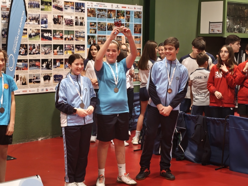   Los equipos Benjamín e Infantil del CES La Milagrosa, subcampeones regionales de Tenis de Mesa de Deporte Escolar