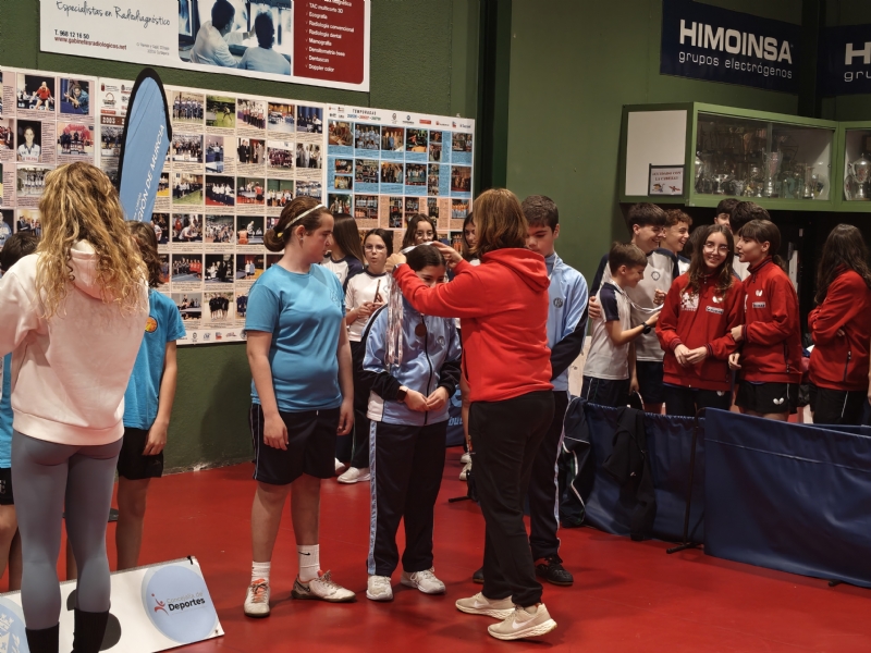   Los equipos Benjamín e Infantil del CES La Milagrosa, subcampeones regionales de Tenis de Mesa de Deporte Escolar