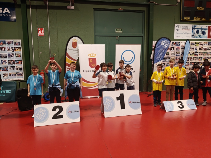   Los equipos Benjamín e Infantil del CES La Milagrosa, subcampeones regionales de Tenis de Mesa de Deporte Escolar