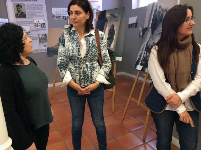 La directora general de Mujer visita la exposicin fotogrfica itinerante Cuida-T, cedida por la Comunidad Autnoma hasta el 7 de abril