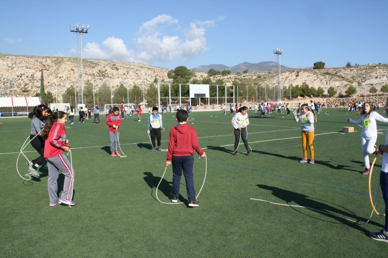 Vídeo. Cerca de 450 alumnos de quinto curso de diez colegios de Totana participan en la Jornada de Juegos Populares en la Ciudad Deportiva "Valverde Reina"