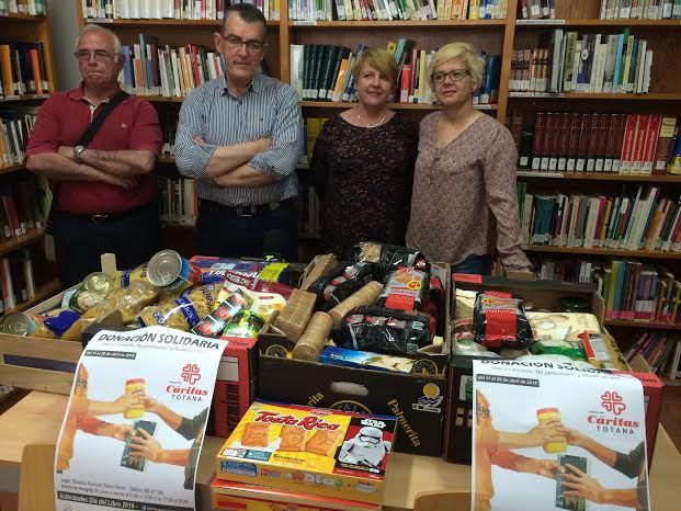 La biblioteca municipal "Mateo García" hace entrega a Cáritas de los alimentos recogidos en su campaña con motivo de las actividades del Día del Libro
