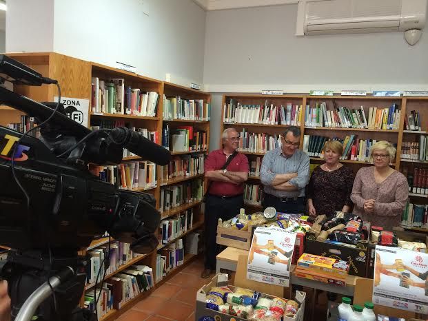 La biblioteca municipal "Mateo García" hace entrega a Cáritas de los alimentos recogidos en su campaña con motivo de las actividades del Día del Libro