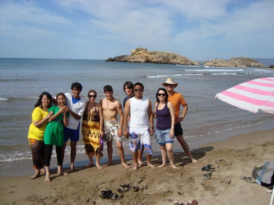 LOS ALUMNOS QUE HAN PARTICIPADO EN EL CURSO FORMATIVO DEL AULA OCUPACIONAL, PUESTO EN MARCHA POR LA CONCEJALÍA DE EDUCACIÓN, REALIZAN UNA EXCURSIÓN DE FIN DE CURSO A LAS PLAYAS DE MAZARRÓN