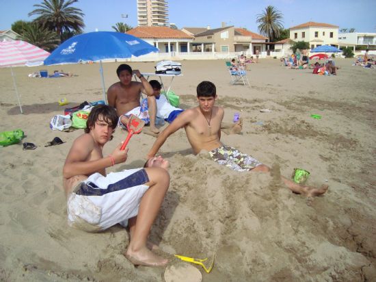 LOS ALUMNOS QUE HAN PARTICIPADO EN EL CURSO FORMATIVO DEL AULA OCUPACIONAL, PUESTO EN MARCHA POR LA CONCEJALÍA DE EDUCACIÓN, REALIZAN UNA EXCURSIÓN DE FIN DE CURSO A LAS PLAYAS DE MAZARRÓN