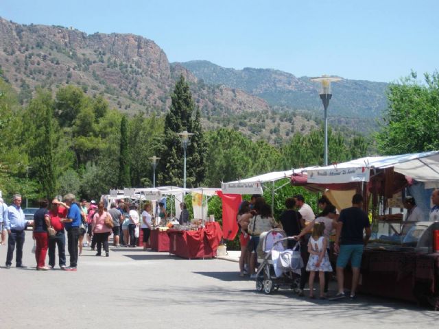 Numerosas personas visitan el mercado artesano que se celebra cada último domingo de mes en el Santuario de La Santa