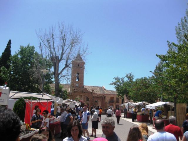 Numerosas personas visitan el mercado artesano que se celebra cada último domingo de mes en el Santuario de La Santa