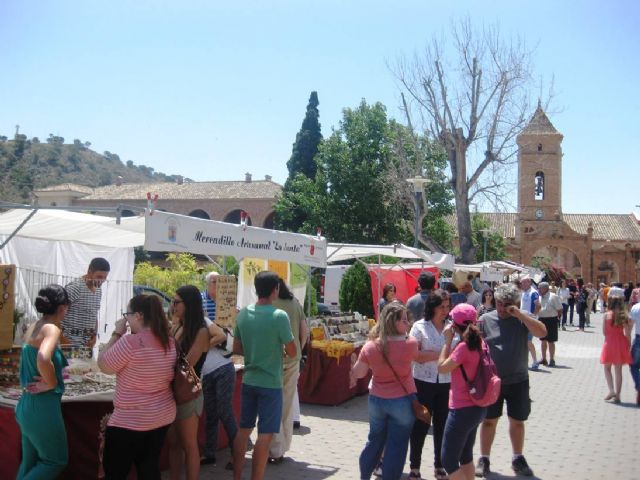 Numerosas personas visitan el mercado artesano que se celebra cada último domingo de mes en el Santuario de La Santa