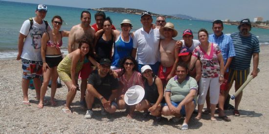 LOS USUARIOS DEL SERVICIO DE APOYO PSICOSOCIAL VISITAN EL CENTRO DE DÍA DE PERSONAS MAYORES Y DISFRUTAN DE UNA JORNADA VERANIEGA EN LA PLAYA