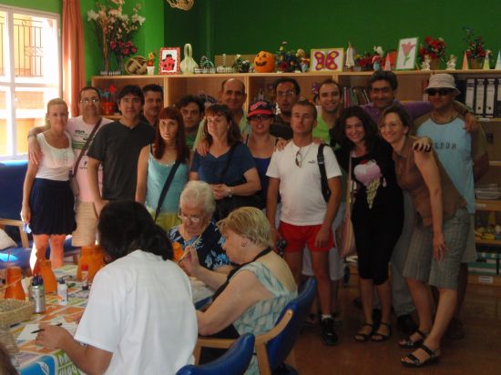 LOS USUARIOS DEL SERVICIO DE APOYO PSICOSOCIAL VISITAN EL CENTRO DE DÍA DE PERSONAS MAYORES Y DISFRUTAN DE UNA JORNADA VERANIEGA EN LA PLAYA