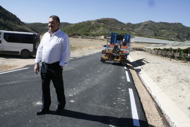 El alcalde visita las obras de mejora de la carretera RM-C8 con el fin de conocer su estado de ejecucin, ya en su tramo final