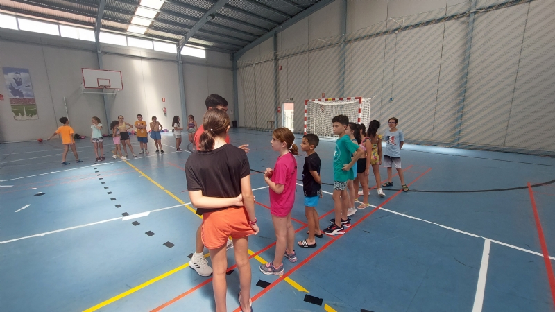 Vídeo. Más de 150 niños y niñas participan en la primera quincena del programa "Escuela de Verano", que se celebra el Polideportivo Municipal y el Complejo Deportivo 
