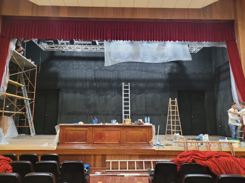 Se acometen trabajos de repintado del escenario del Teatro Ginés Rosa, y de instalación de los nuevos equipos de sonorización e iluminación