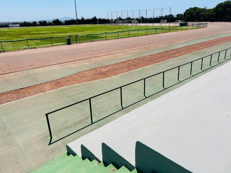 Acuerdan evaluar el coste y viabilidad de la reforma de la pista de atletismo del Polideportivo Municipal "6 de Diciembre"