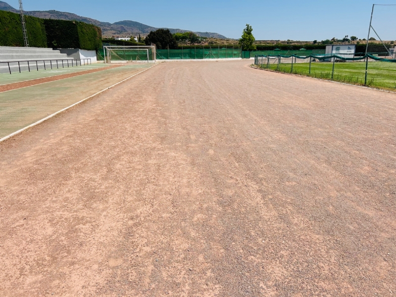 Acuerdan evaluar el coste y viabilidad de la reforma de la pista de atletismo del Polideportivo Municipal "6 de Diciembre"