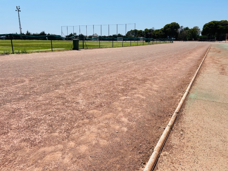 Acuerdan evaluar el coste y viabilidad de la reforma de la pista de atletismo del Polideportivo Municipal "6 de Diciembre"