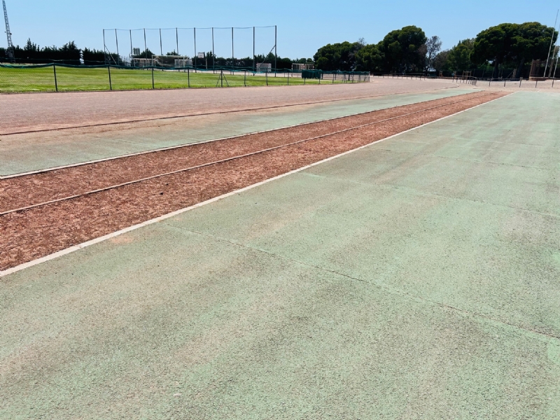 Acuerdan evaluar el coste y viabilidad de la reforma de la pista de atletismo del Polideportivo Municipal "6 de Diciembre"
