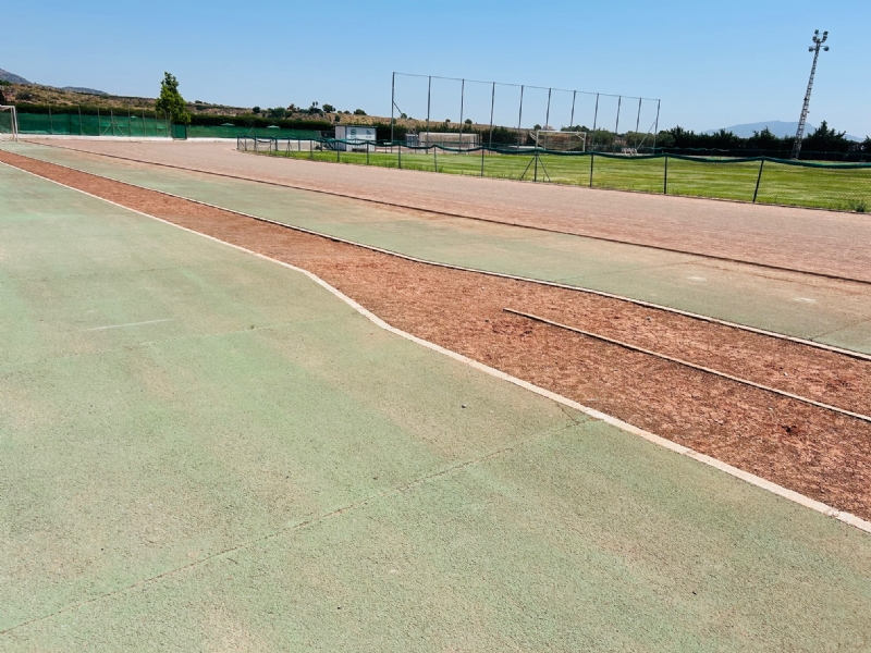 Acuerdan evaluar el coste y viabilidad de la reforma de la pista de atletismo del Polideportivo Municipal "6 de Diciembre"