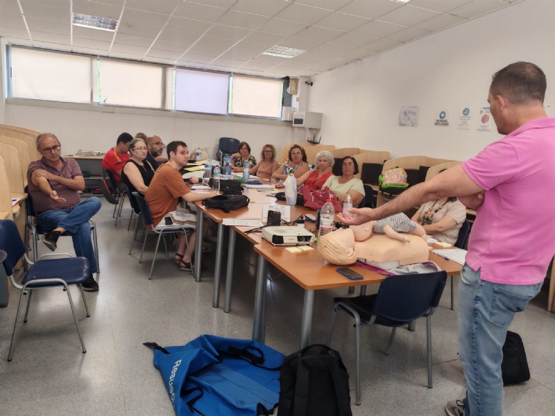 La decena de alumnos del Programa Experiencial "Totana Limpia 2025" realiza una Jornada Formativa de Primeros Auxilios, en colaboración con Cruz Roja La decena de alumnos del Programa Experiencial "Totana Limpia 2025" realiza una Jornada Formativa de Primeros Auxilios, en colaboración con Cruz Roja