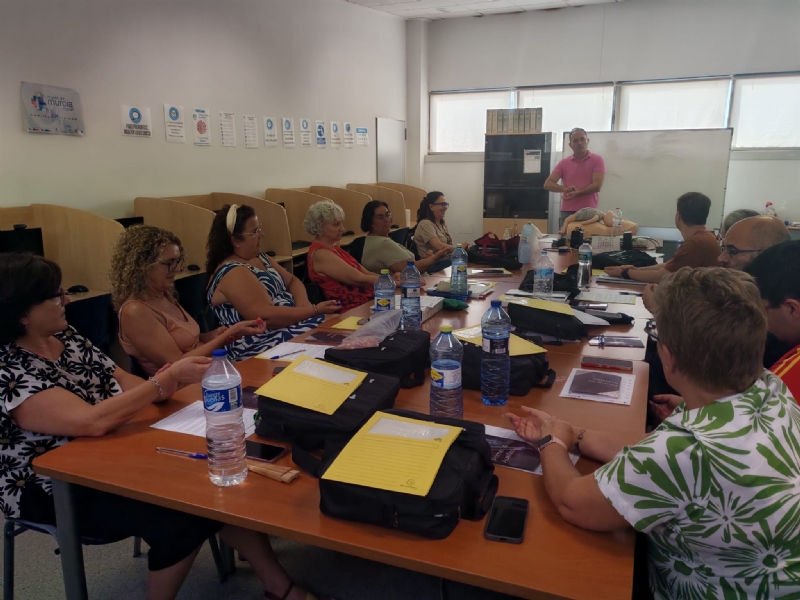 La decena de alumnos del Programa Experiencial "Totana Limpia 2025" realiza una Jornada Formativa de Primeros Auxilios, en colaboración con Cruz Roja La decena de alumnos del Programa Experiencial "Totana Limpia 2025" realiza una Jornada Formativa de Primeros Auxilios, en colaboración con Cruz Roja