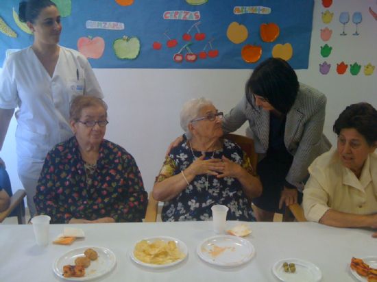 LOS USUARIOS DEL SEDA PARTICIPAN EN UN ALMUERZO TOTANERO DENTRO DE LOS ACTOS DEL VII ENCUENTRO SOLIDARIO DE AMIGOS Y ENFERMOS DE ALZHEIMER DE TOTANA QUE SE CELEBRAN DURANTE ESTA SEMANA