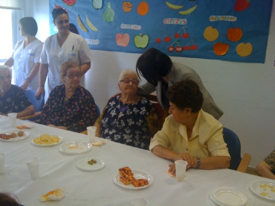 LOS USUARIOS DEL SEDA PARTICIPAN EN UN ALMUERZO TOTANERO DENTRO DE LOS ACTOS DEL VII ENCUENTRO SOLIDARIO DE AMIGOS Y ENFERMOS DE ALZHEIMER DE TOTANA QUE SE CELEBRAN DURANTE ESTA SEMANA