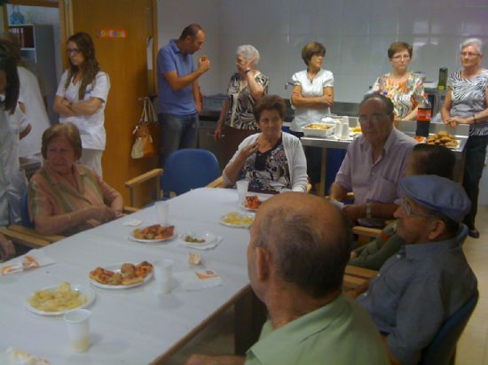 LOS USUARIOS DEL SEDA PARTICIPAN EN UN ALMUERZO TOTANERO DENTRO DE LOS ACTOS DEL VII ENCUENTRO SOLIDARIO DE AMIGOS Y ENFERMOS DE ALZHEIMER DE TOTANA QUE SE CELEBRAN DURANTE ESTA SEMANA