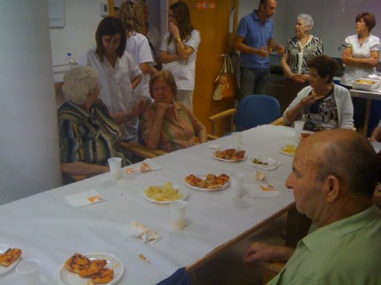 LOS USUARIOS DEL SEDA PARTICIPAN EN UN ALMUERZO TOTANERO DENTRO DE LOS ACTOS DEL VII ENCUENTRO SOLIDARIO DE AMIGOS Y ENFERMOS DE ALZHEIMER DE TOTANA QUE SE CELEBRAN DURANTE ESTA SEMANA